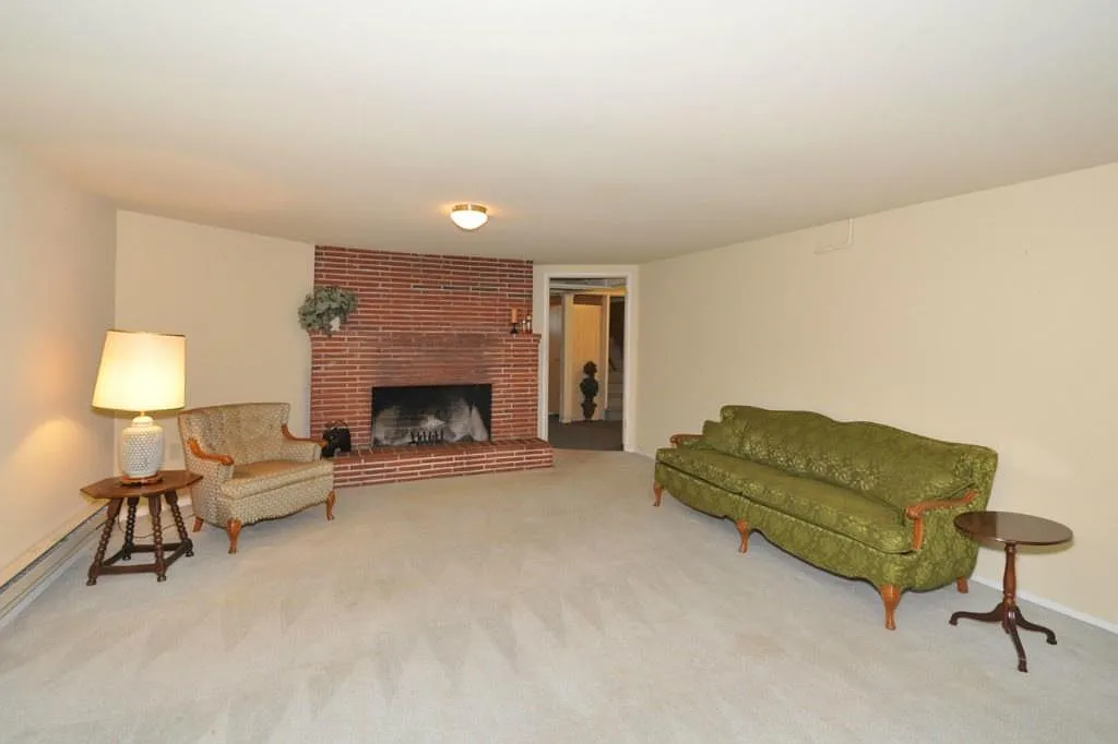 7 bed, 2.5 bath, 2896 sqft, $4,950 — Photo 4