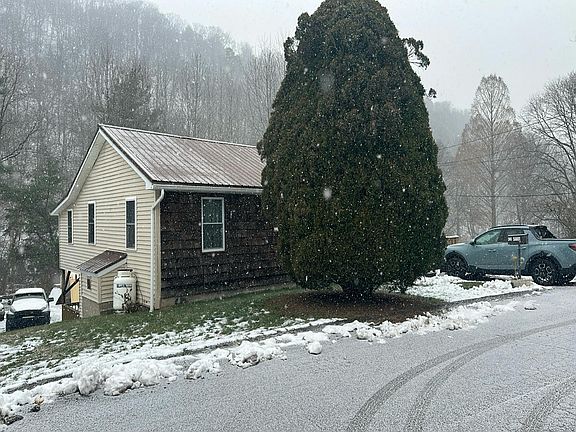 3rd image of 344 Sandt St