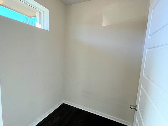 3rd image of 558 E Hinsdale Ave