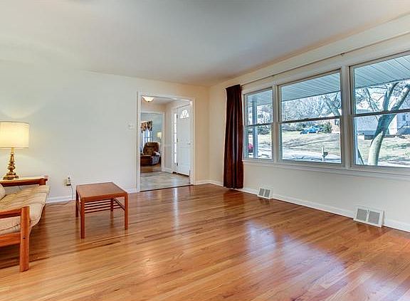Large living room w/ hardwoods