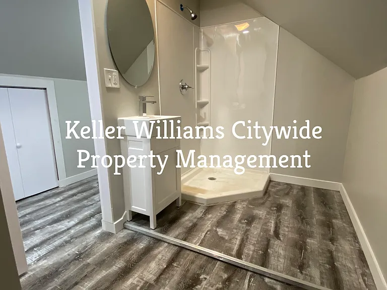 3 bedroom with a den 2 full bath up unit in Lakewood — Photo 30