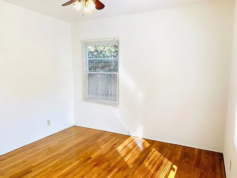 Beautiful 2bd/1ba Condo In Crown Point! W/ Garage & Laundry! $3,595/Mo — Photo 13