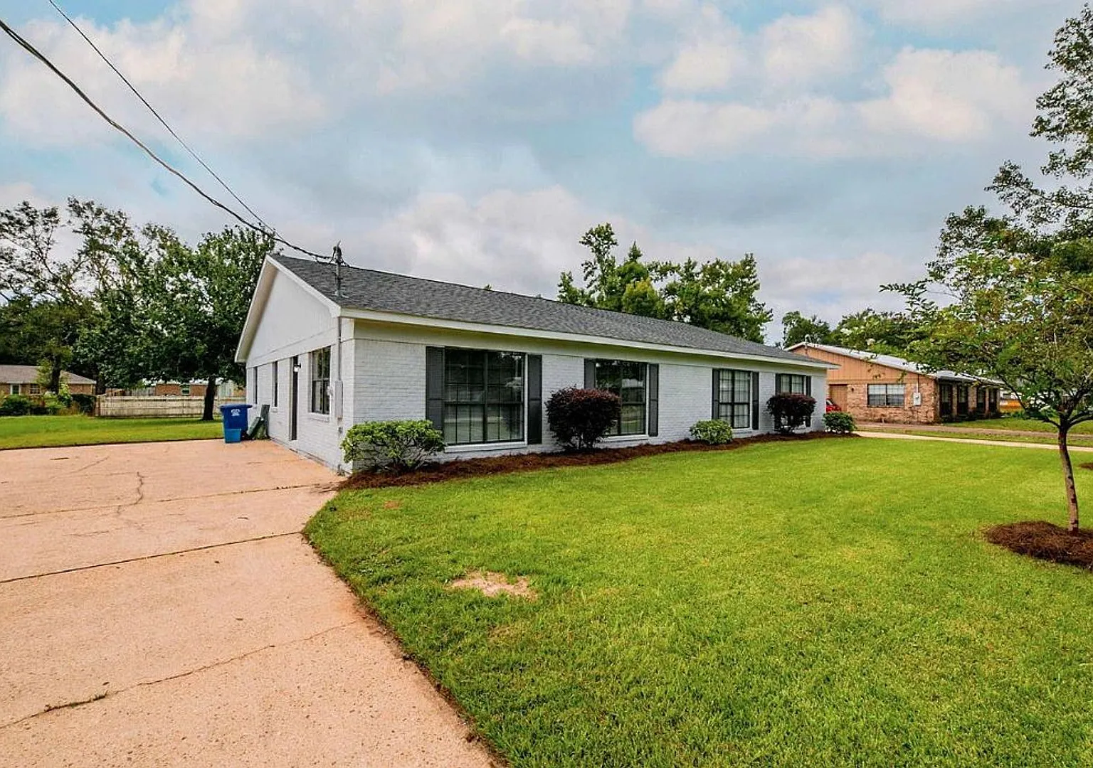 Available 10/15/2026! Beautiful 3 bed 2 bath duplex in Foley, AL. — Photo 2