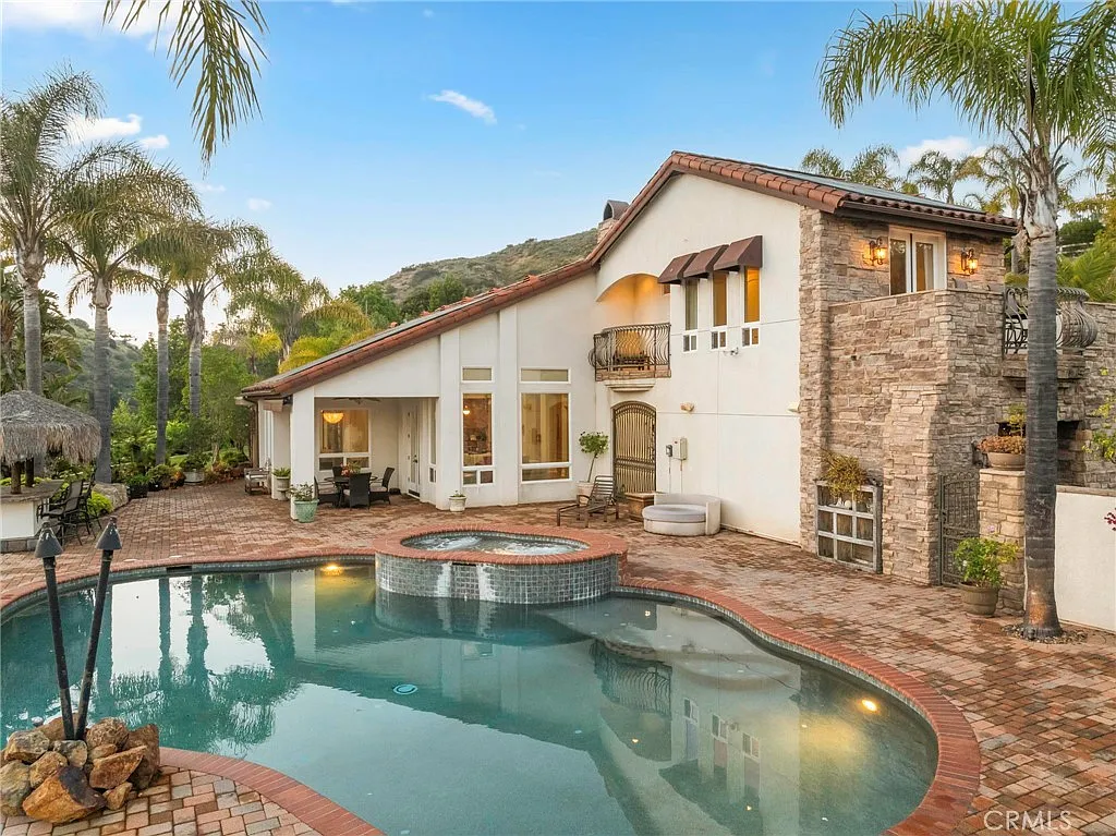 4 bed, 4.5 bath, 4430 sqft, $9,500 — Photo 3