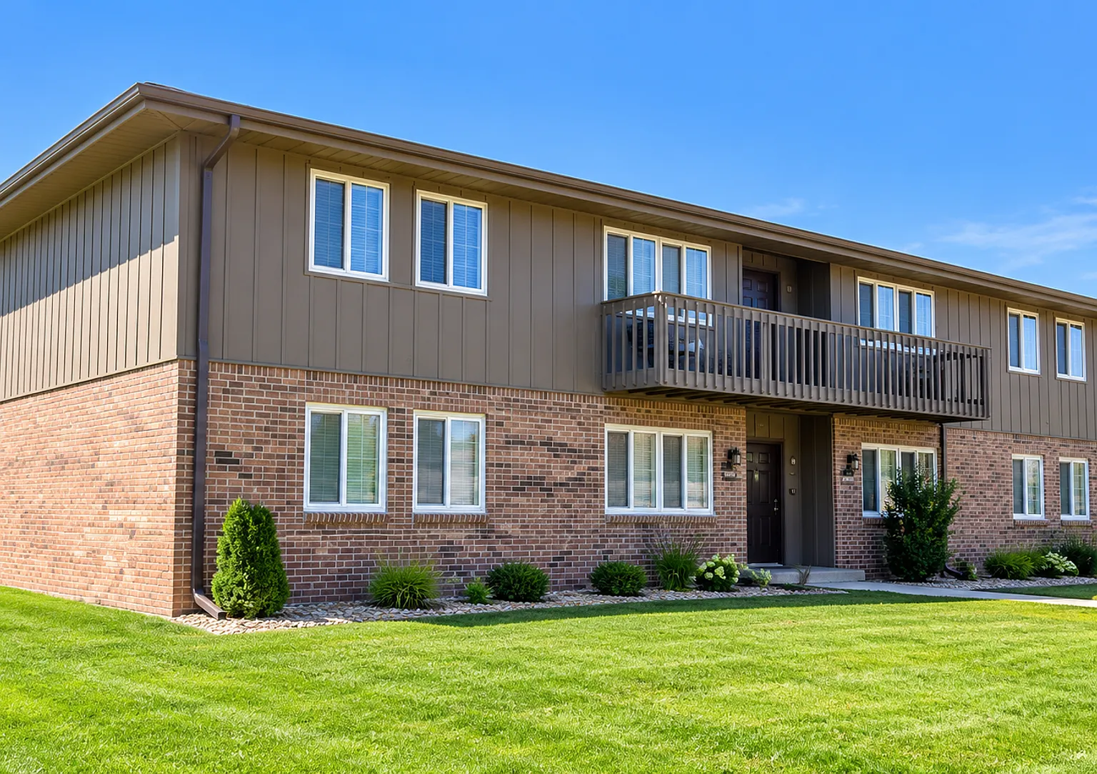 MacArthur Arms Apartment Community — Photo 1