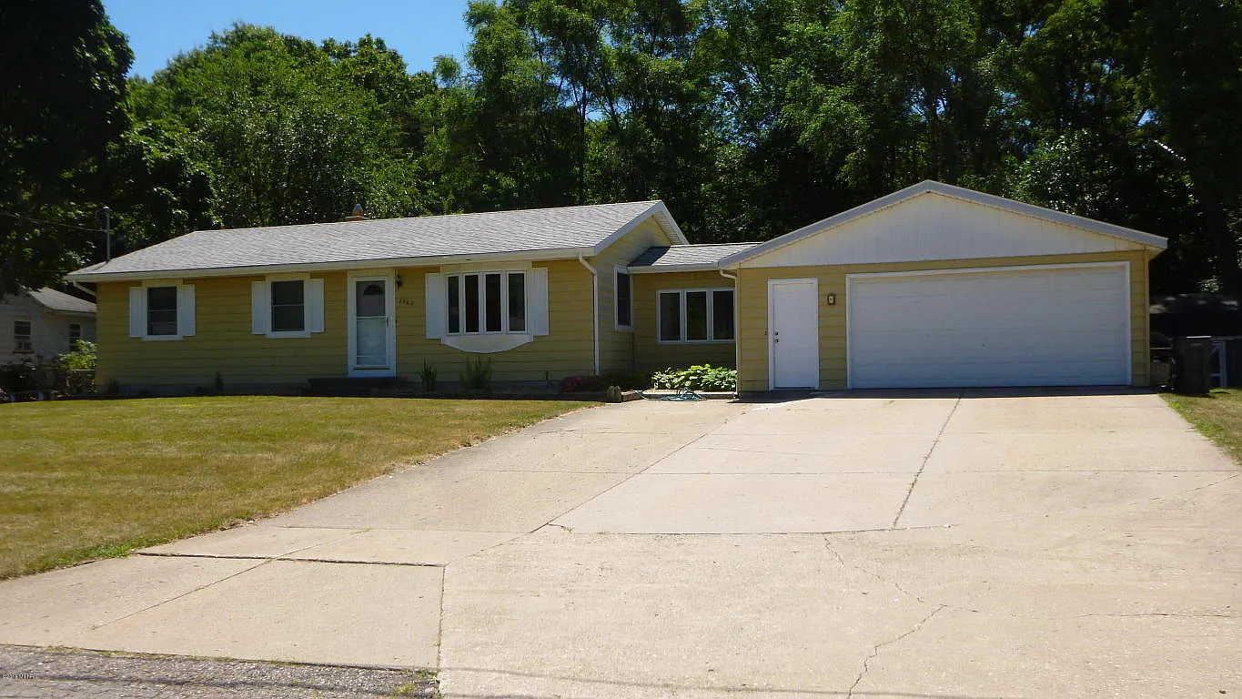 2762 Sandalwood Ct NE photo 1