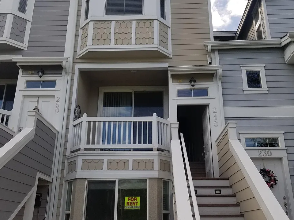 240 Gramercy Ln