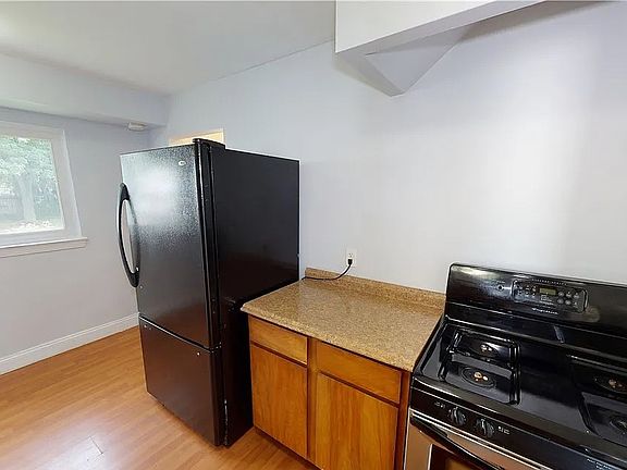 4th image of 865 E 258th St