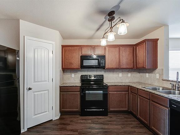 5th image of 1428 Meadow Creek Dr