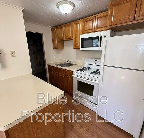 1427 Simpson St — Photo 6