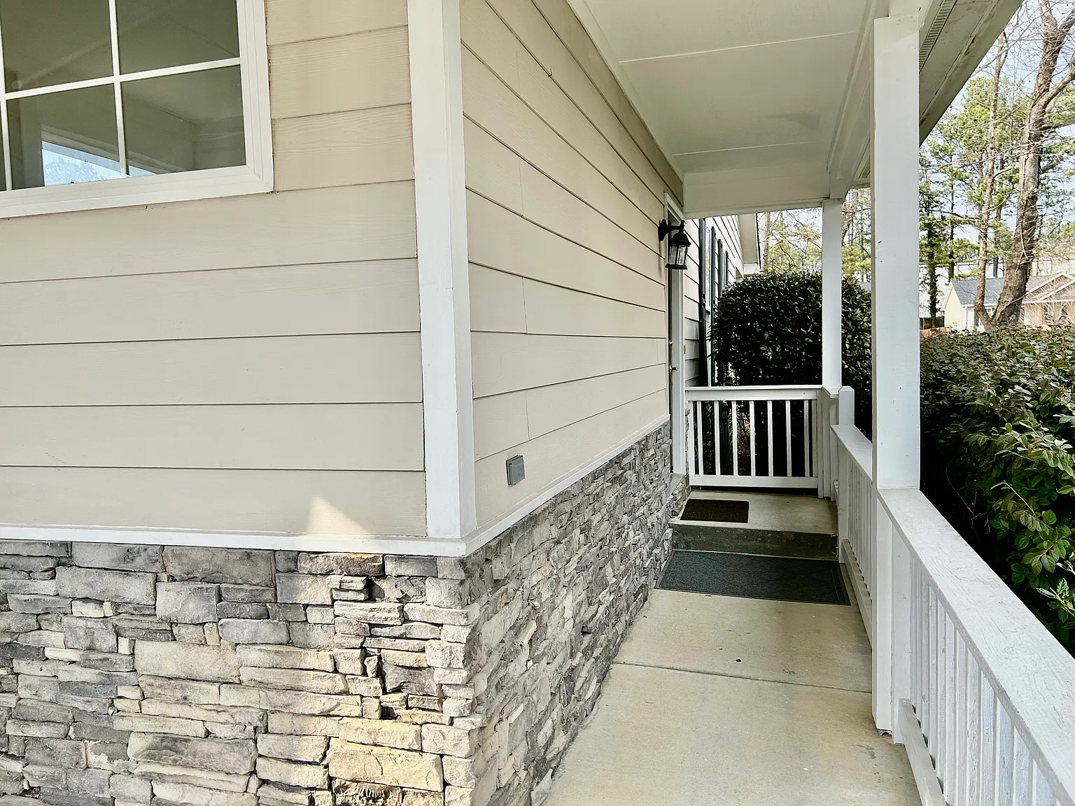 3 bed, 2.5 bath, 2100 sqft, $2,100 — Photo 2