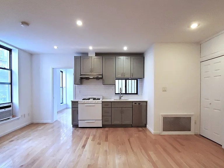 251 E 13th St #2 — Photo 5
