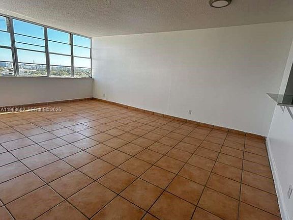 3rd image of 2025 NE 164th St APT 918