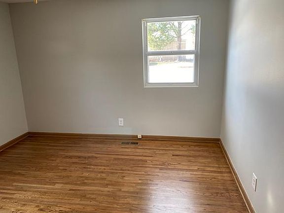 5th image of 636 N Moccasin Pl