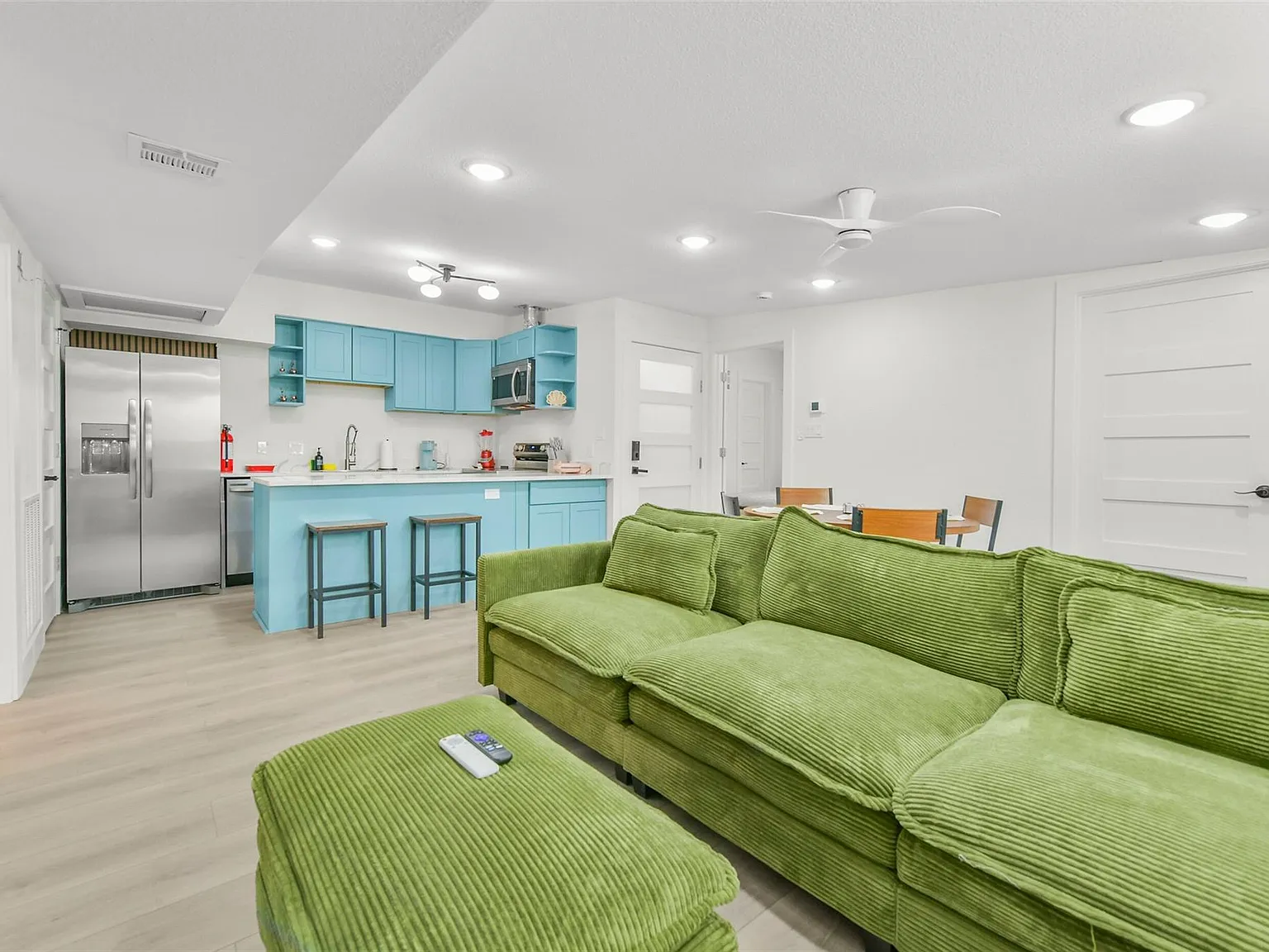 2 bed, 2.0 bath, 909 sqft, $1,800 — Photo 2