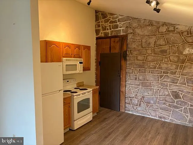 3200 Main St — Photo 2