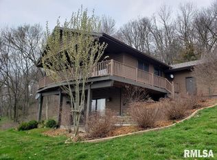 2132 Skylane Dr, Muscatine, IA 52761