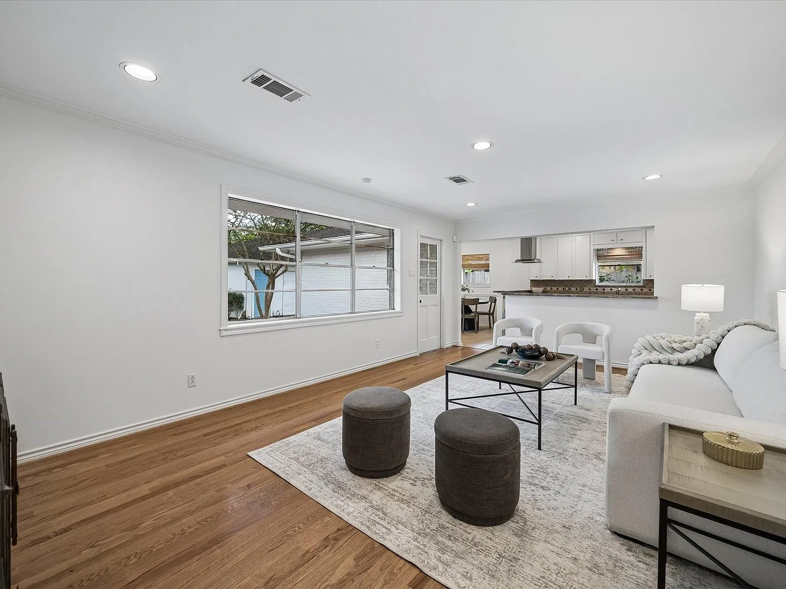 3 bed, 2.0 bath, 2048 sqft, $2,700 — Photo 4