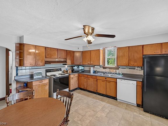 2nd image of 2984 Massillon Rd