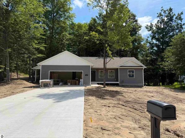 1118 Birmley Estates Dr, Traverse City, MI 49696