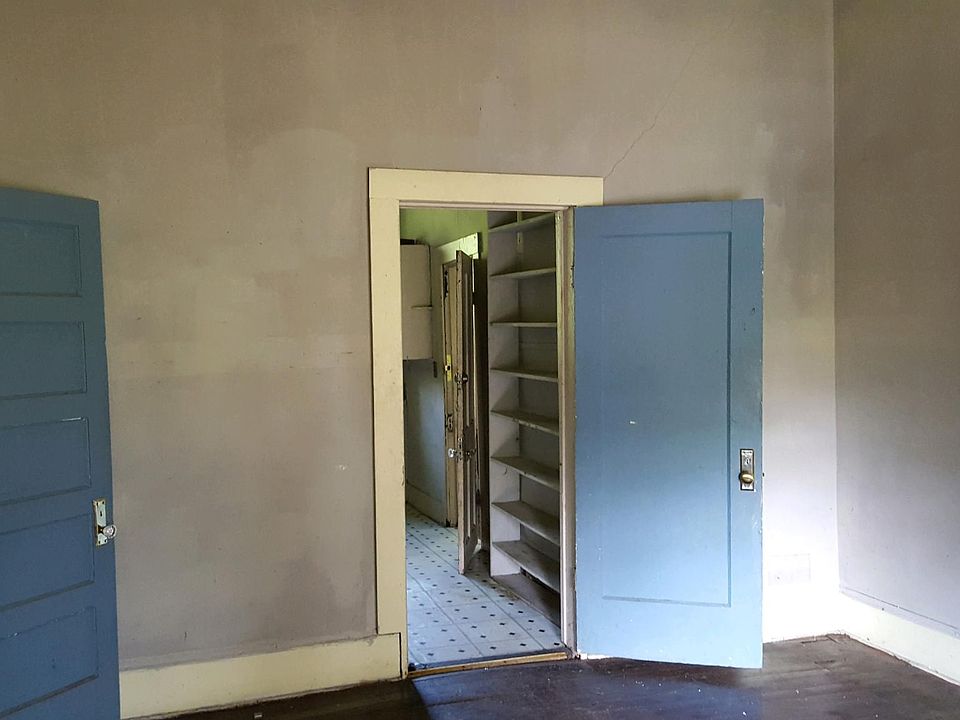 2nd image of 3305 Magnolia Ave