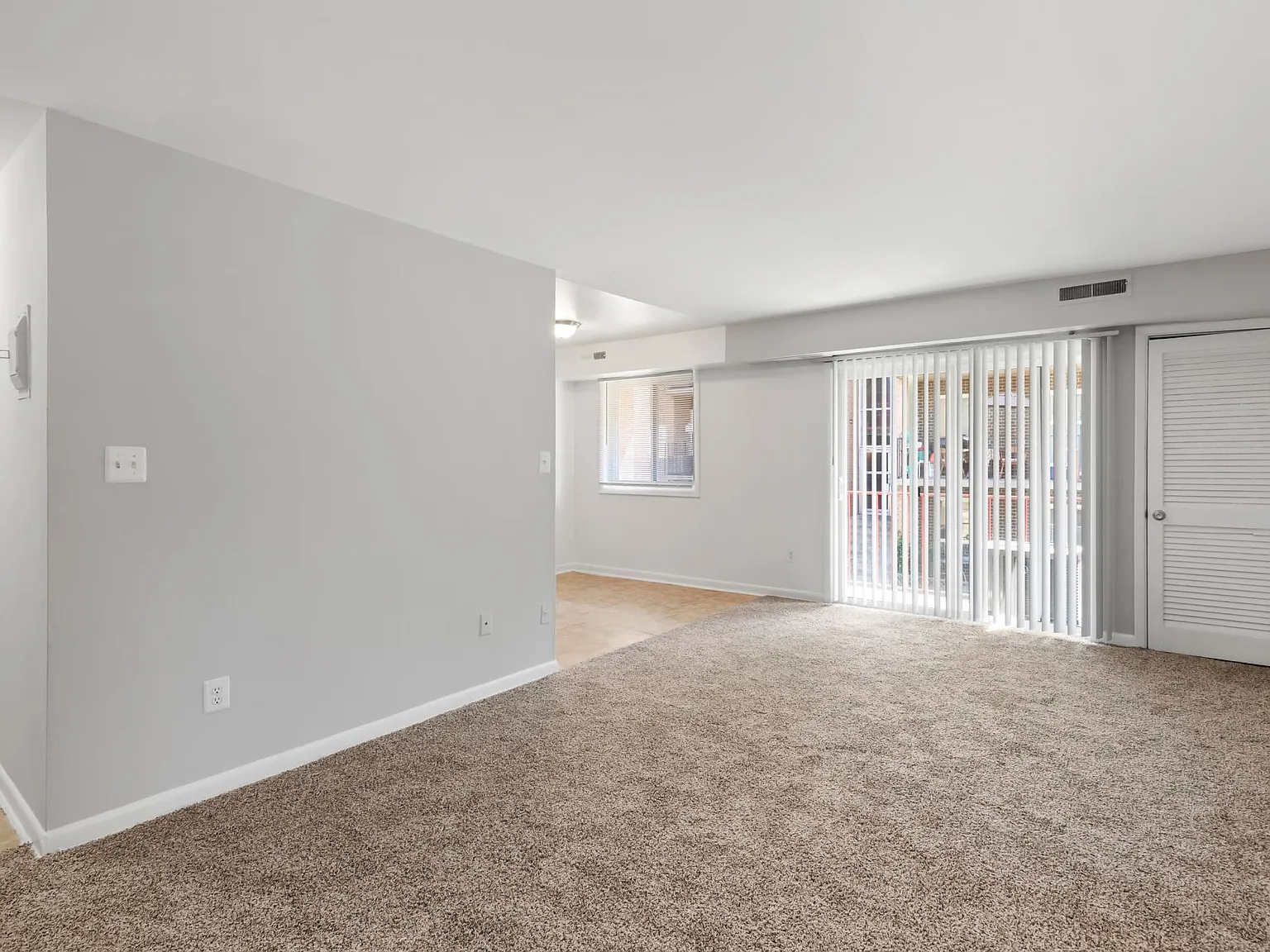 3 bed, 950 sqft, $2,100 — Photo 3