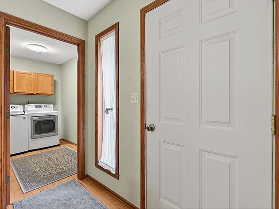 3rd image of 988 Thickett Trl