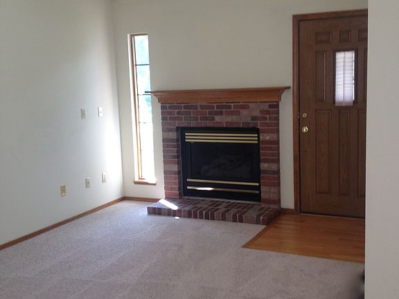 Entry/Living Room Fireplace