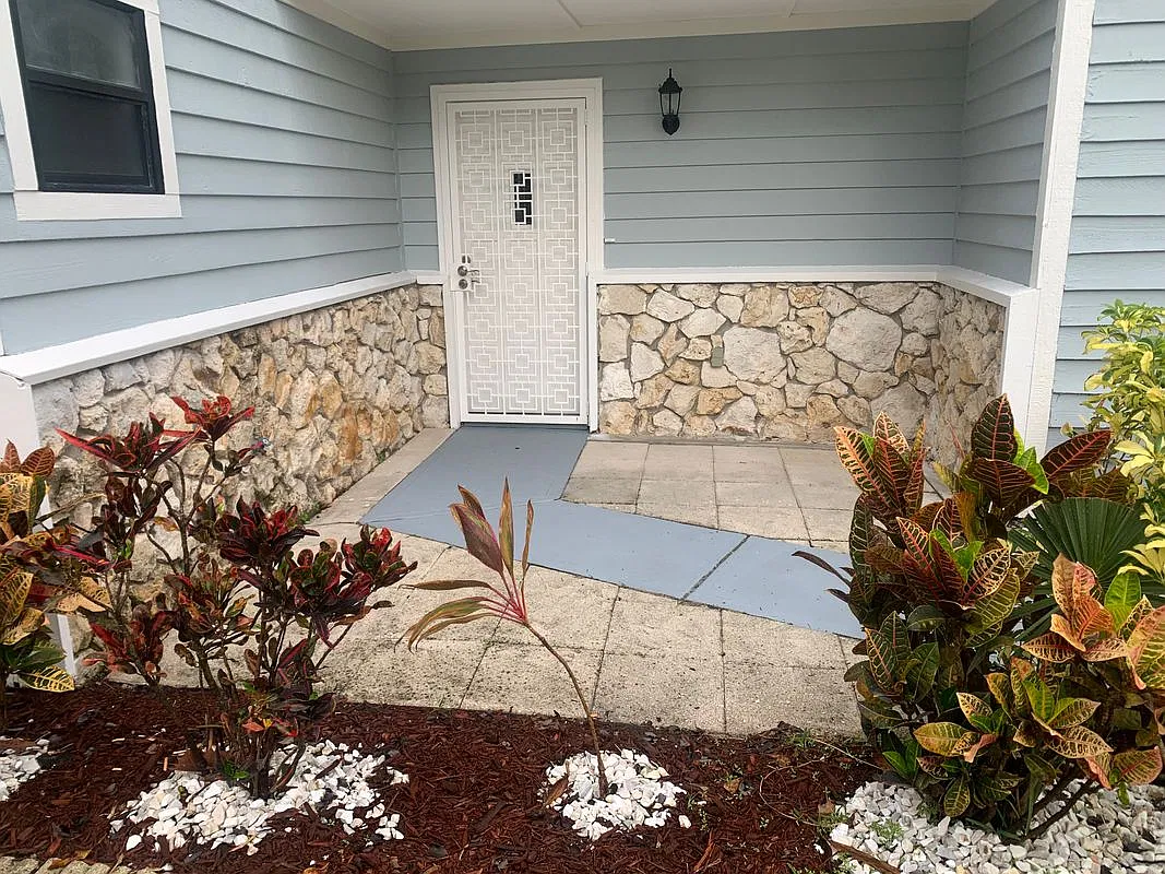 2 bed, 2.0 bath, 1900 sqft, $2,200 — Photo 2