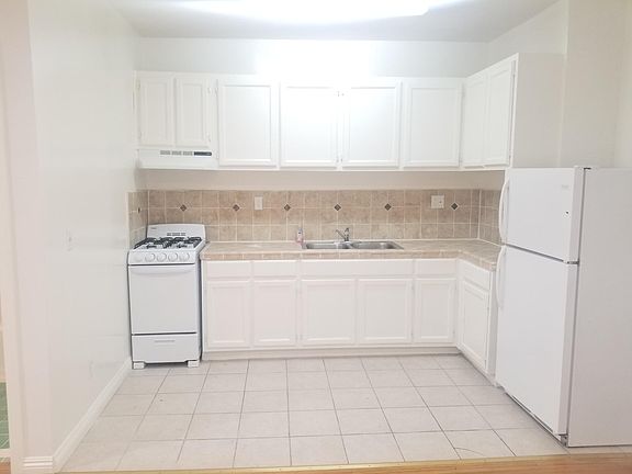 3rd image of 846 S Serrano Ave