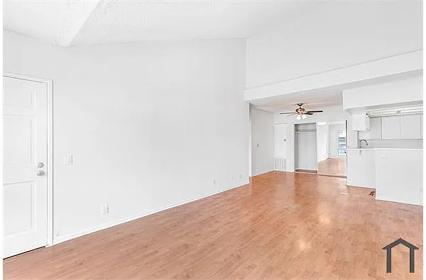 Building Photo - 15603 Parthenia St #205