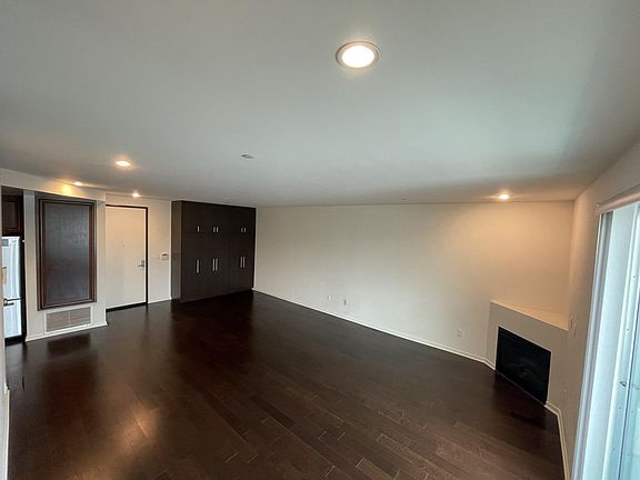 3rd image of 637 S Fairfax Ave APT 301