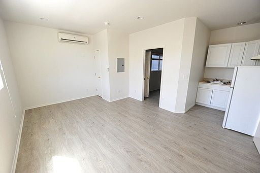 3rd image of 6910 1/2 Melrose Ave APT 5