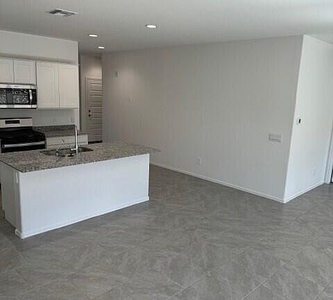 3rd image of 589 W Woodward St
