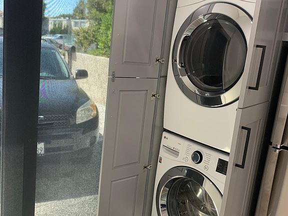3rd image of 5526 Tyrone Ave #5528