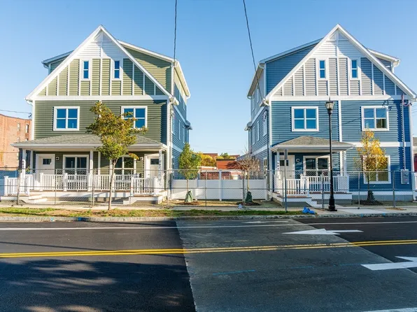 207 Clemente St, Holyoke, MA 01040