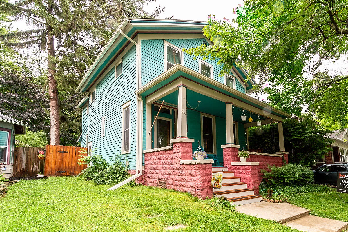 441 Dennis St photo 1