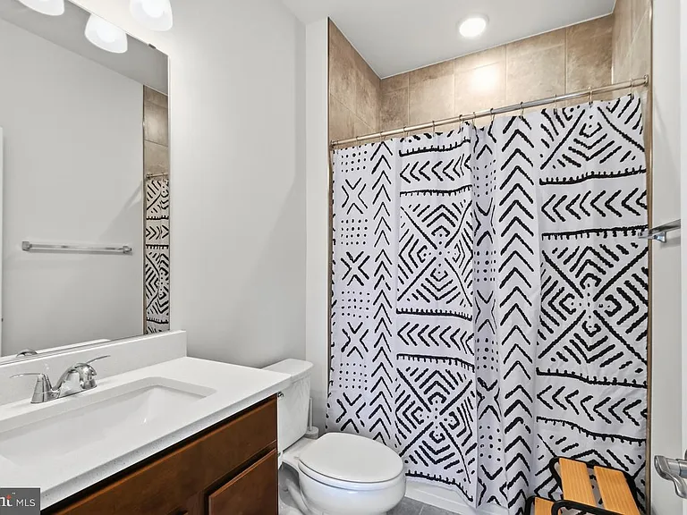 3469 Carnaby St — Photo 29