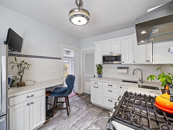 3rd image of 1018 S Mayfield Ave