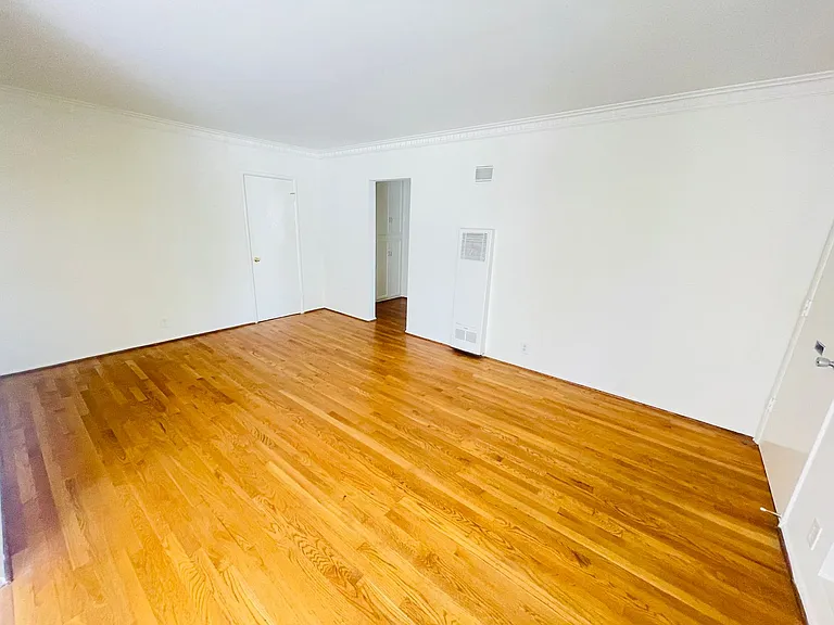 821 N Las Palmas Ave — Photo 2