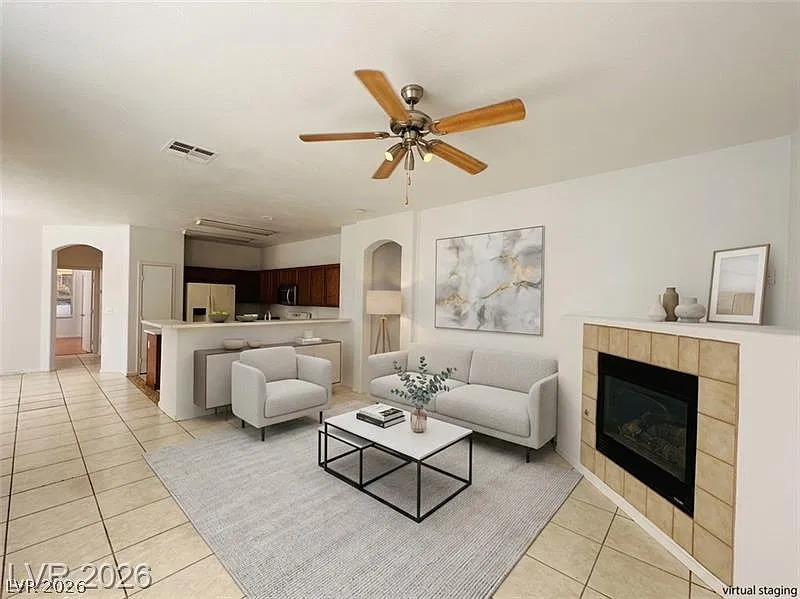 3 bed, 2.0 bath, 1348 sqft, $1,745 — Photo 3