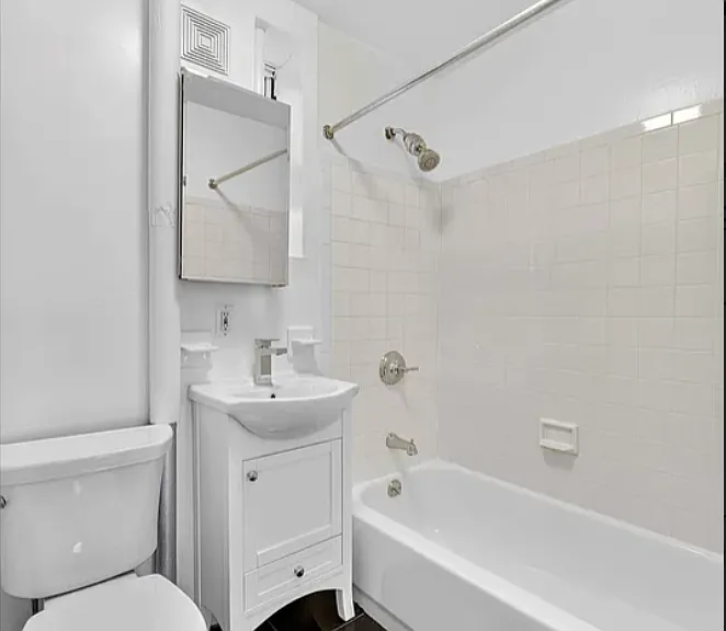 222 W 10th St #4B — Photo 4