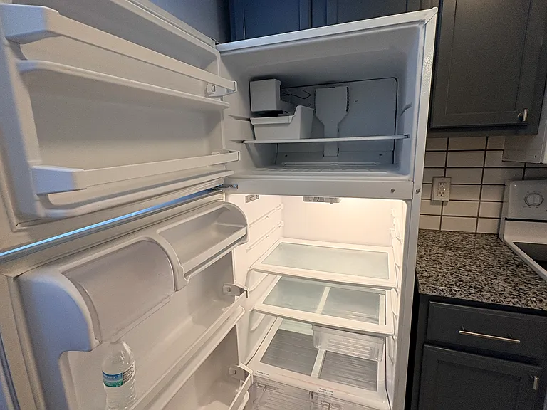 Refrigerator with ice maker