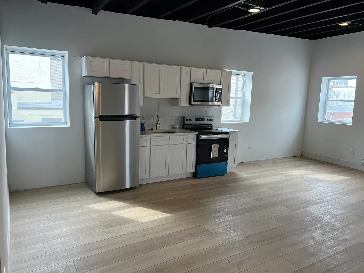 Studio, 900 sqft, $1,750 — Photo 2