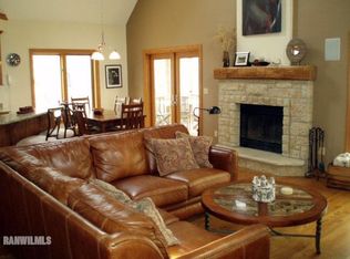 3 Hillside Ct, Galena, IL 61036