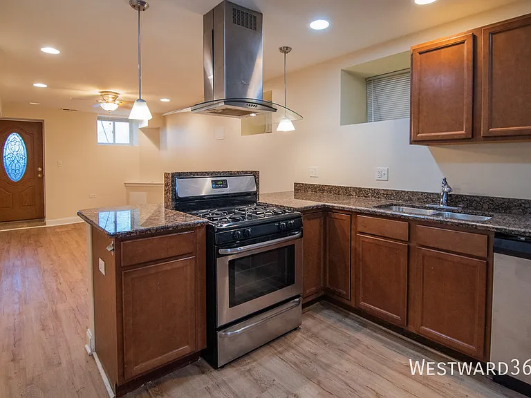 1546 N Mohawk St #1 — Photo 3