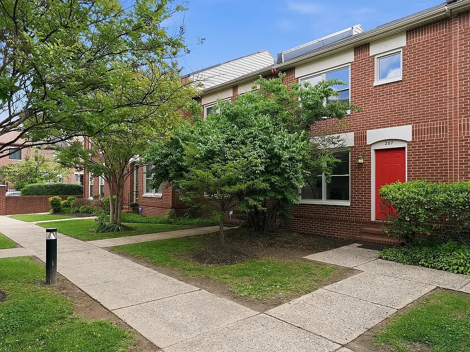 207 Roundhouse Ct
