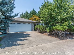 101 Meadow View Dr, Phoenix, OR 97535