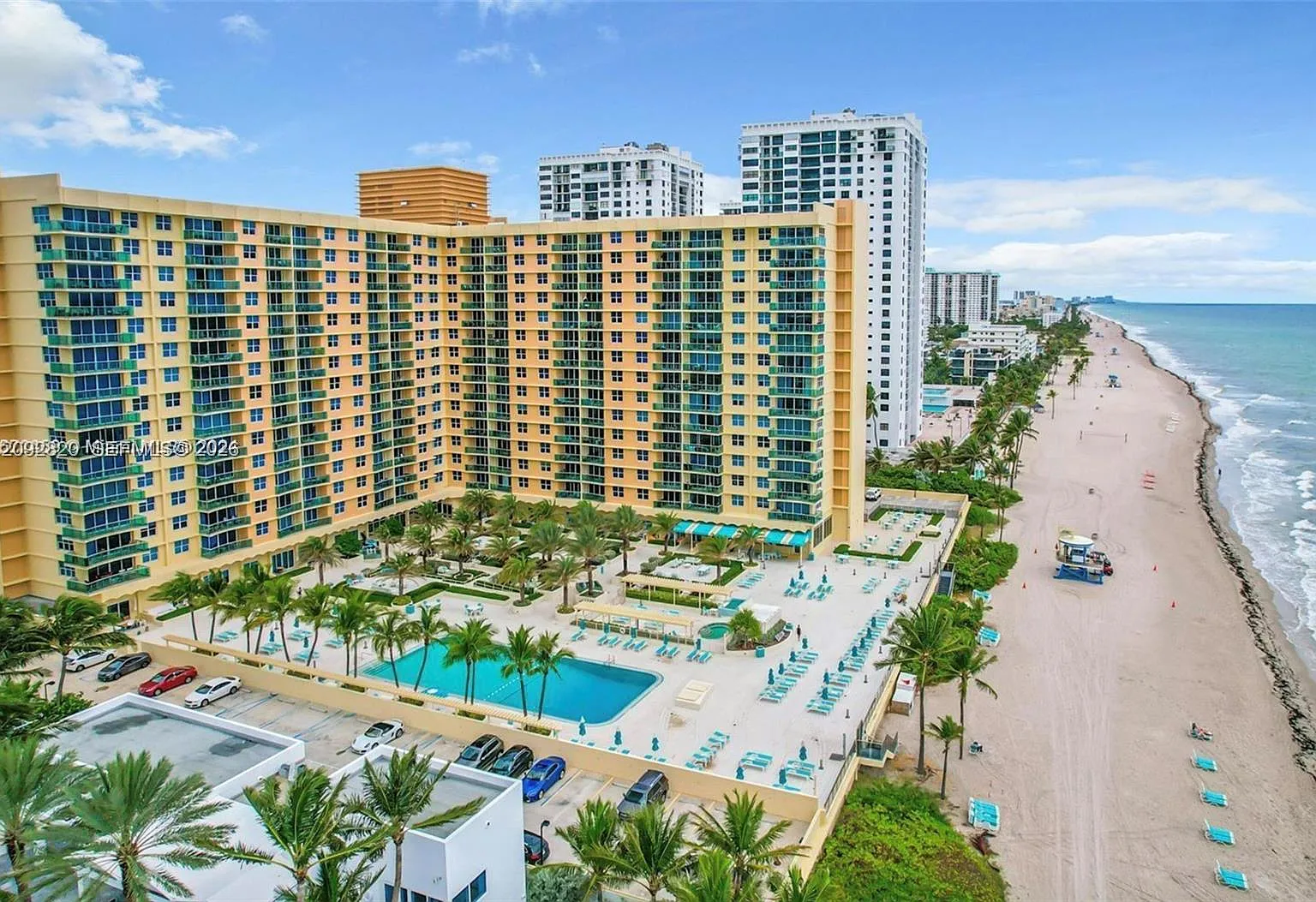 Wave Condo — Photo 1