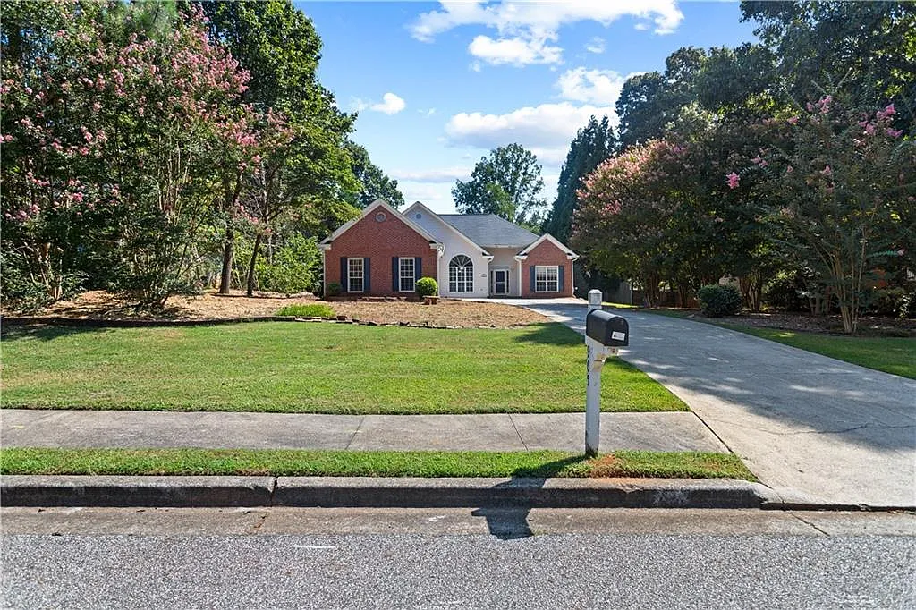 3 bed, 2.0 bath, 1680 sqft, $2,300 — Photo 2